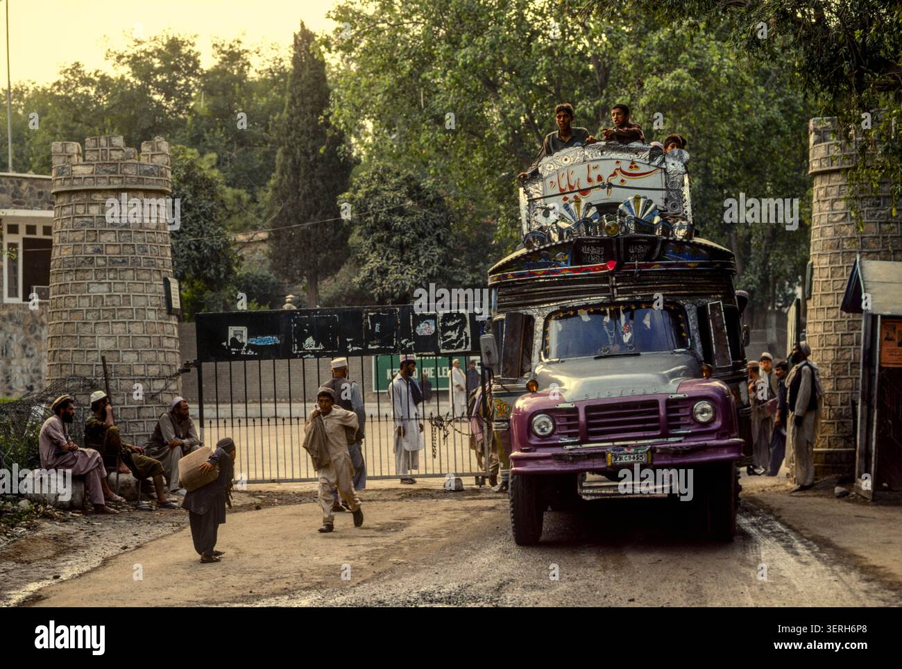 Torxam, Afghanistan, agosto 1992. Le famiglie afghane di rifugiati attraversano il confine e ritornano dal Pakistan dopo che l'alianza del Nord ha rovesciato il regime comunista di Najbullah. Foto Stock
