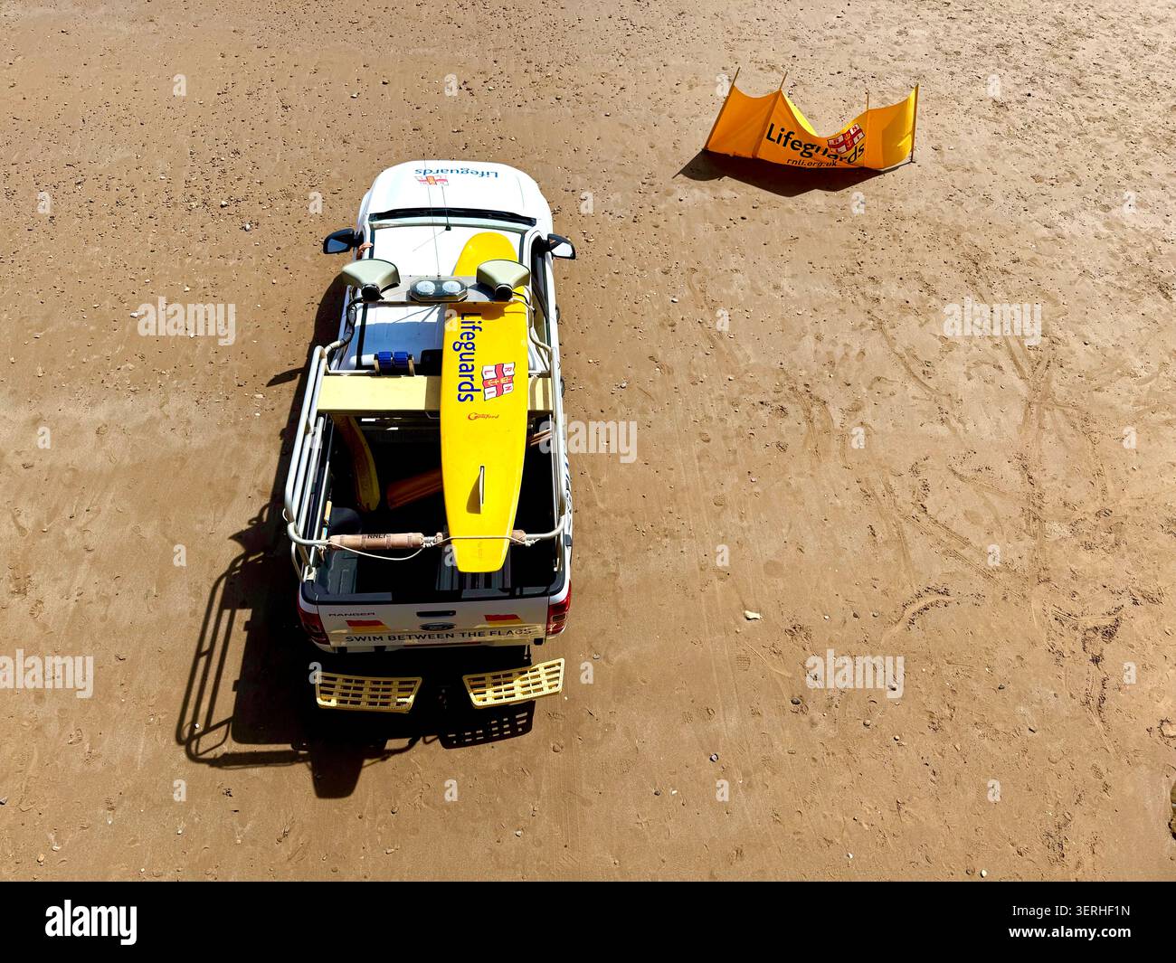 Bagnini R.N.L.I. su una spiaggia nel Regno Unito Foto Stock
