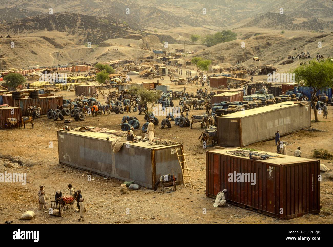 Torxam, Afghanistan, agosto 1992. Un mercato di pneumatici per camion a Torxam per servire i camion che portano famiglie afghane di rifugiati di ritorno dal Pakistan dopo che l'Aliance settentrionale ha rovesciato il regime comunista di Najbullah. Foto Stock