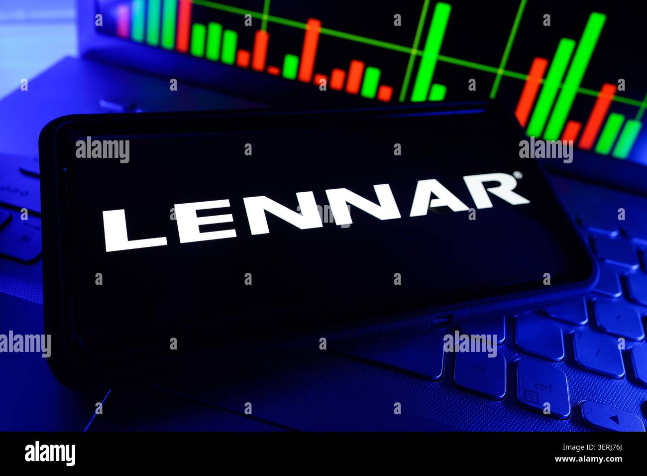 Logo della Lennar Home Construction and Residential Real Estate Development Company su uno smartphone con grafico delle prestazioni del mercato azionario Foto Stock