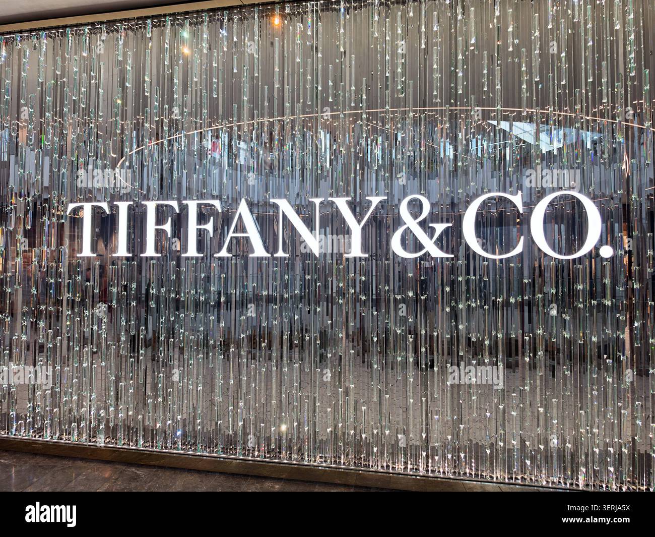 Facciata lucida, negozio davanti al negozio del marchio Prada in un centro commerciale di lusso negli Stati Uniti - Immagine stock catturata con smartphone