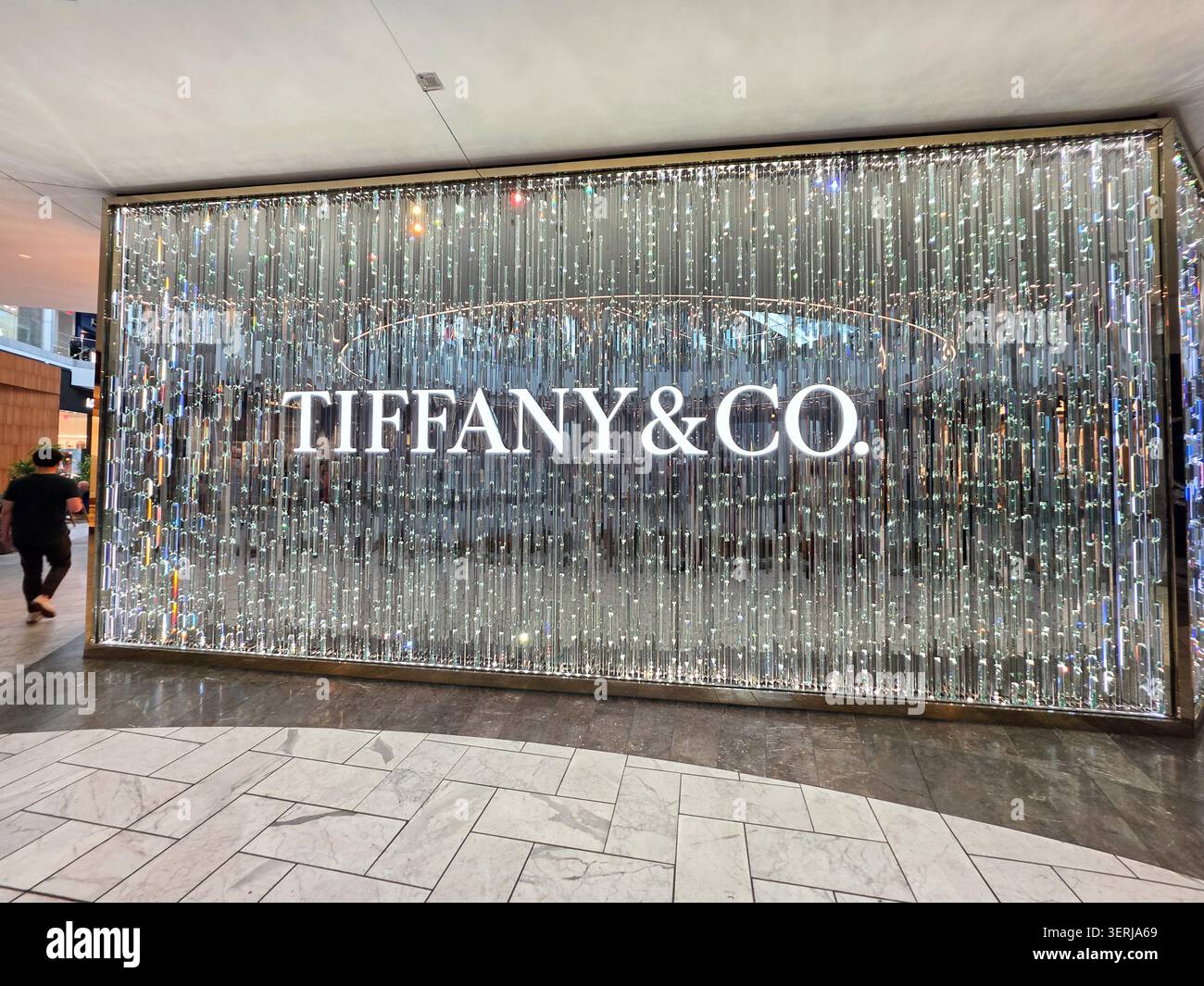 Facciata lucida, negozio davanti al negozio del marchio Prada in un centro commerciale di lusso negli Stati Uniti Foto Stock