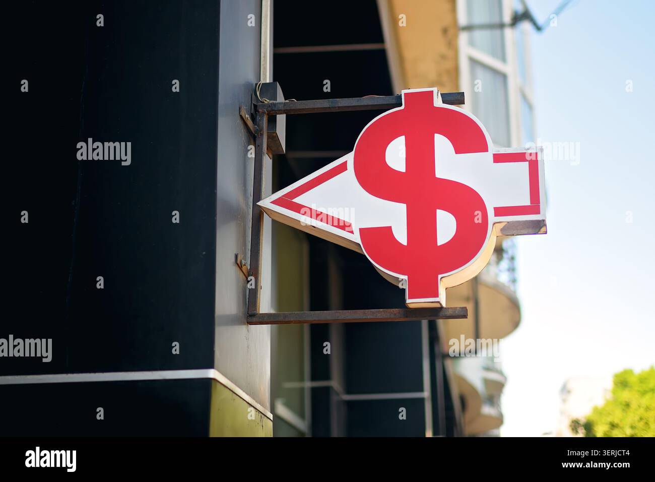 Batumi, Georgia - 18 giugno 2026: Cartello di cambio valuta all'aperto con un simbolo del dollaro rosso e un puntatore a freccia sulla facciata di un edificio. Foto Stock