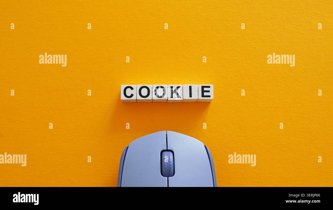 Tessere di parola cookie sopra il mouse del computer per la privacy online. Foto Stock