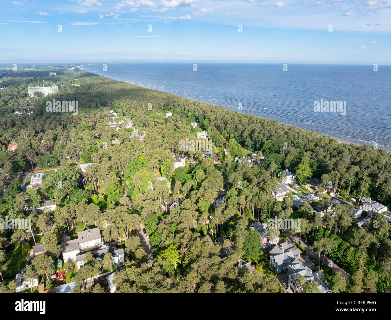 Vista su droni dell'area residenziale circondata da pinete lungo la costa del Mar Baltico a Jurmala, Lettonia Foto Stock