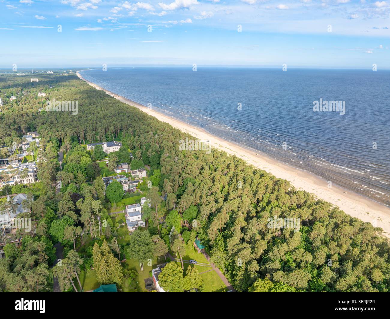 Vista aerea della costa del Mar Baltico e della zona residenziale di Lielupe, Jurmala, Lettonia Foto Stock