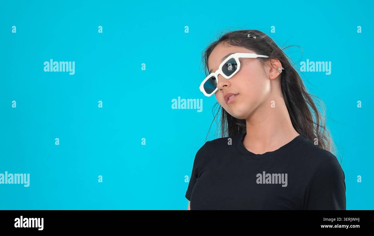 Donna che indossa occhiali 3D che guarda lontano in studio Foto Stock