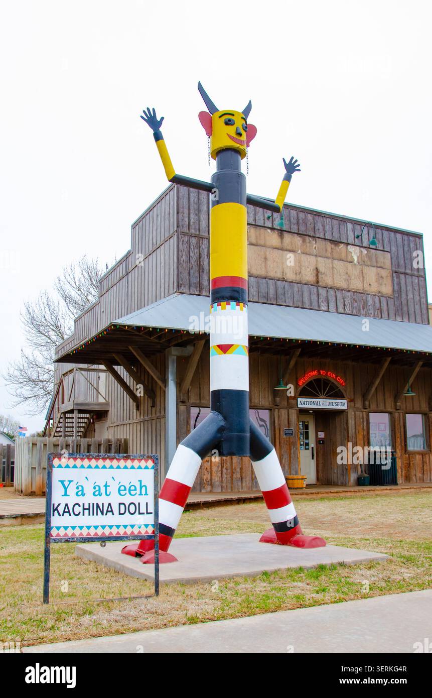 Un'alta attrazione Ya all'aperto presso la statua di eeh Kachina Doll presso l'Elk City Museum Complex, Oklahoma, USA Foto Stock