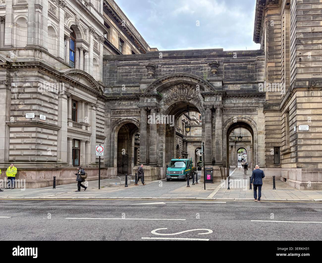 Arco storico su John Street, Glasgow, dietro City Chambers. Foto Stock