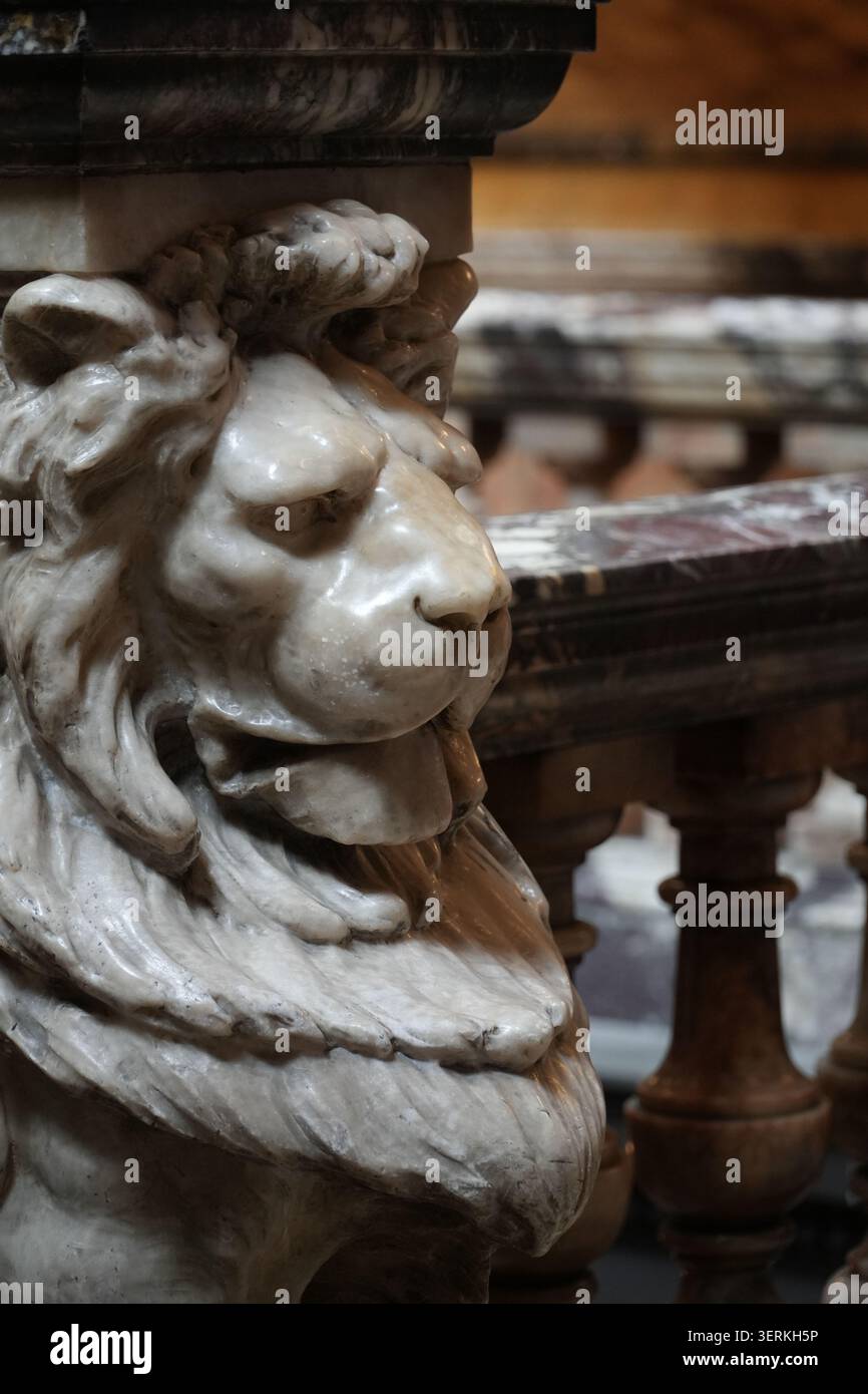 Scultura del leone di marmo, primo piano. Foto Stock