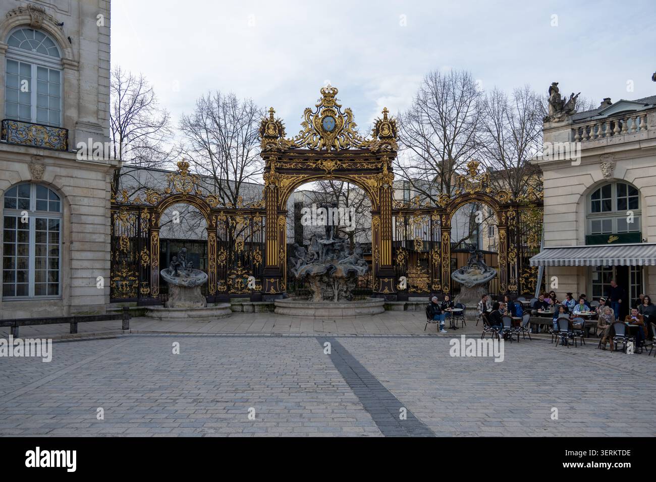 Nancy, Francia - 9 marzo 25: Ampia vista di porte e fontane ornate a Place Stanislas, Nancy, Grand Est, Francia, con edifici storici e all'aperto Foto Stock