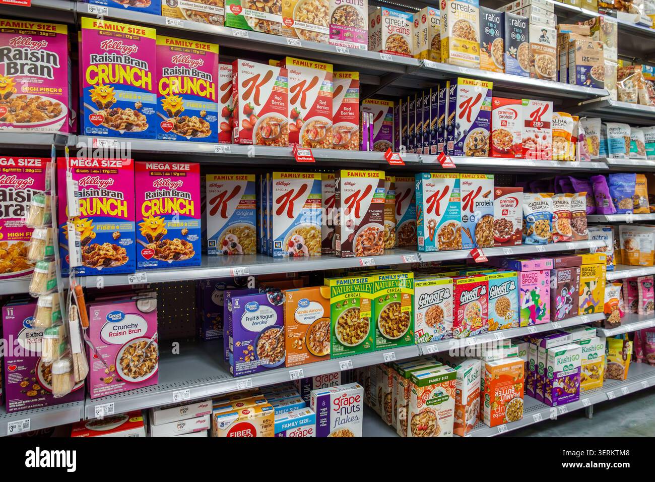 Miami Florida, Walmart Supercenter, grandi magazzini scontati, interni, cereali per la colazione, Cereal Aisle, Raisin Bran Crunch, speciale Foto Stock