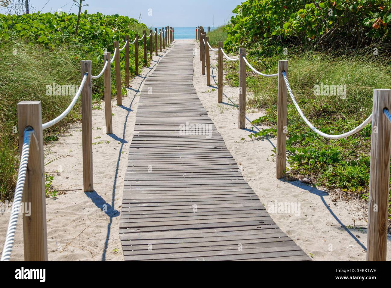 Miami Beach, Florida, Ocean Terrace Park, passeggiata sul lungomare con accesso alla spiaggia, passerella in legno, attraversamento delle dune, sentiero sulla spiaggia, ingresso sulla spiaggia, accesso all'oceano, terra costiera Foto Stock
