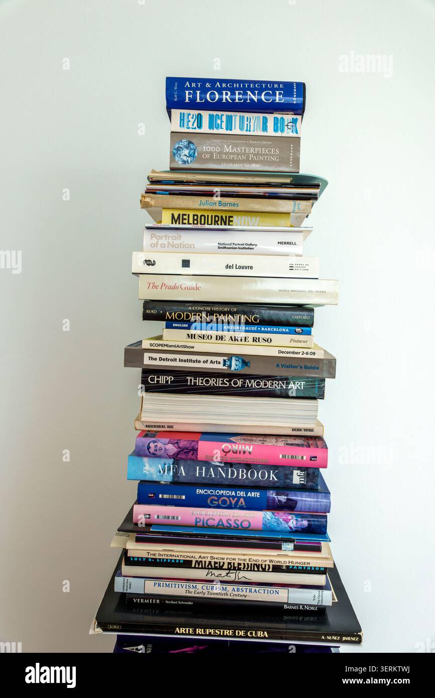 Miami Beach, Florida, una pila di libri, libri d'arte, libri di storia dell'arte, collezione di libri, raccolta di libri, lettura, istruzione, letteratura, libri di riferimento, libra Foto Stock
