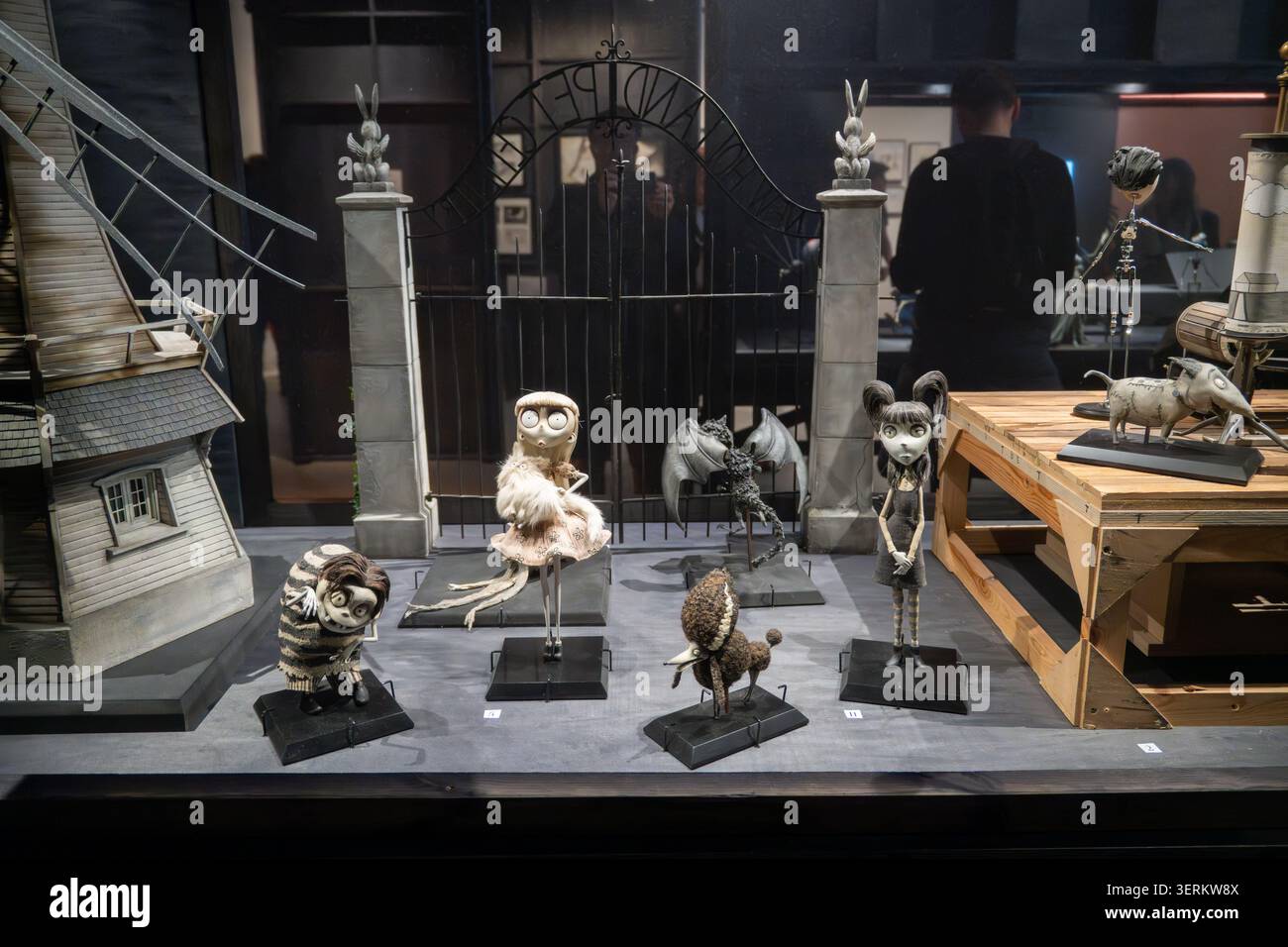 Londra, Regno Unito - 16 marzo 25: Maquettes in stop motion con porta in miniatura, modello di casa e personaggi esposti in una cassa di vetro al World of ti Foto Stock