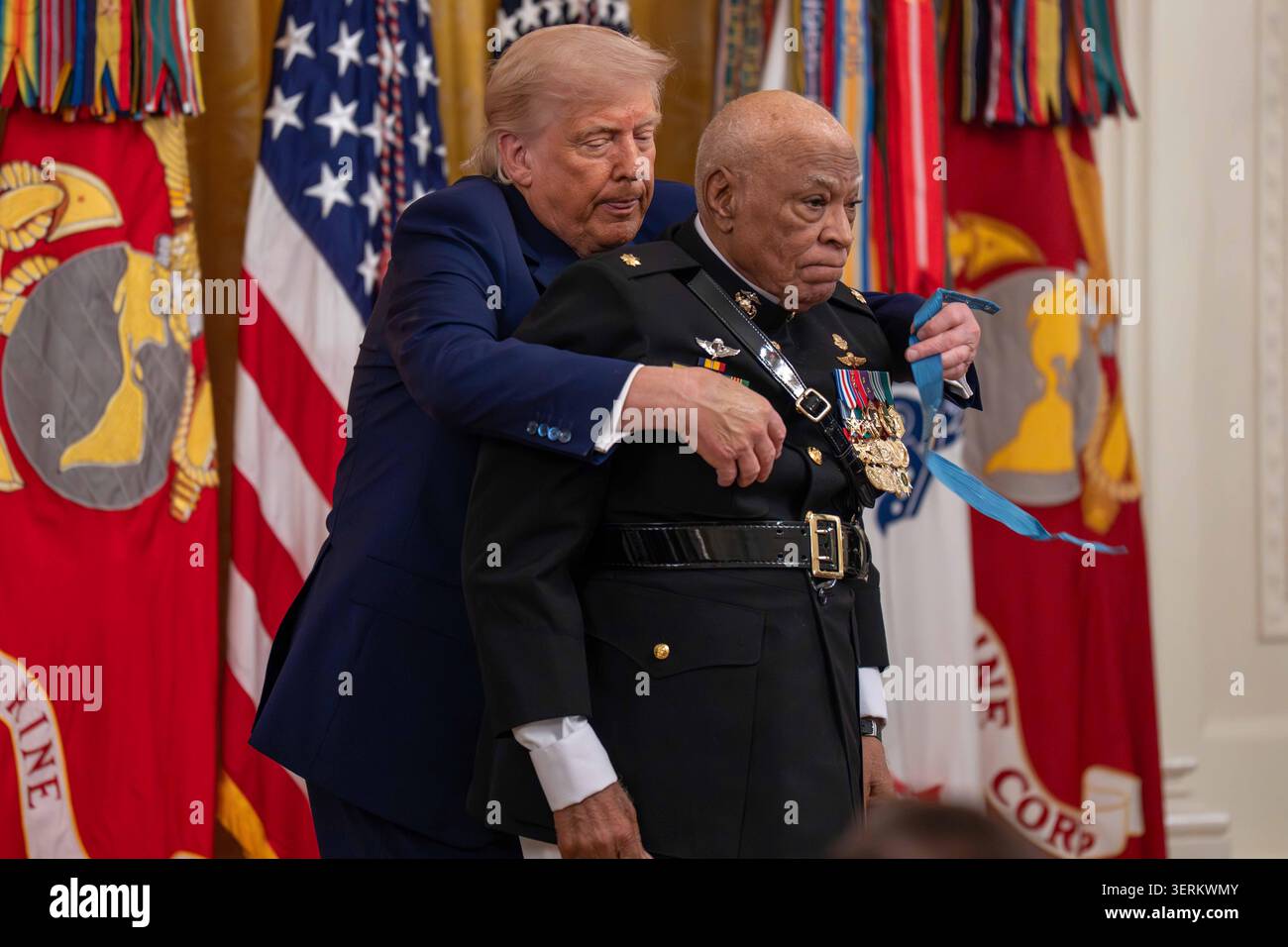 Washington, District of Columbia, USA. 18 giugno 2026. Il presidente DONALD TRUMP presenta la Medal of Honor al maggiore JAMES CAPERS, JR., U.S. Marine Corps (RET.), durante una cerimonia della Medal of Honor nella East Room della Casa Bianca a Washington DC. (Credit Image: © Joey Sussman/ZUMA Press Wire) SOLO PER USO EDITORIALE! Non per USO commerciale! Foto Stock