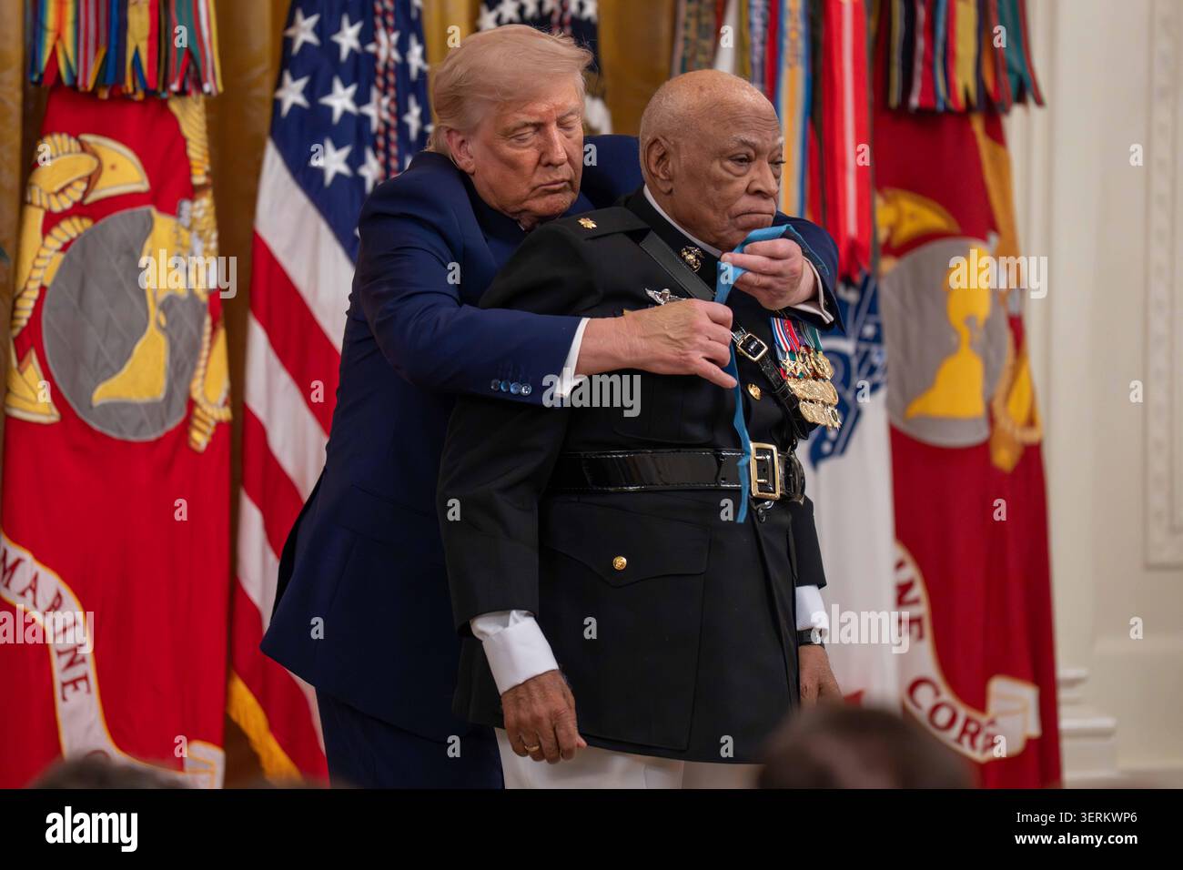 Washington, District of Columbia, USA. 18 giugno 2026. Il presidente DONALD TRUMP presenta la Medal of Honor al maggiore JAMES CAPERS, JR., U.S. Marine Corps (RET.), durante una cerimonia della Medal of Honor nella East Room della Casa Bianca a Washington DC. (Credit Image: © Joey Sussman/ZUMA Press Wire) SOLO PER USO EDITORIALE! Non per USO commerciale! Foto Stock