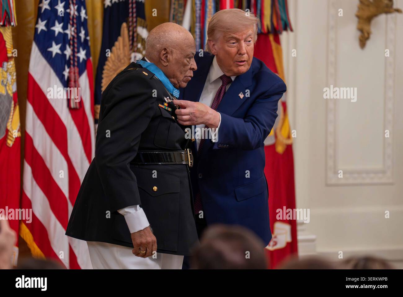 Washington, District of Columbia, USA. 18 giugno 2026. Il presidente DONALD TRUMP presenta la Medal of Honor al maggiore JAMES CAPERS, JR., U.S. Marine Corps (RET.), durante una cerimonia della Medal of Honor nella East Room della Casa Bianca a Washington DC. (Credit Image: © Joey Sussman/ZUMA Press Wire) SOLO PER USO EDITORIALE! Non per USO commerciale! Foto Stock