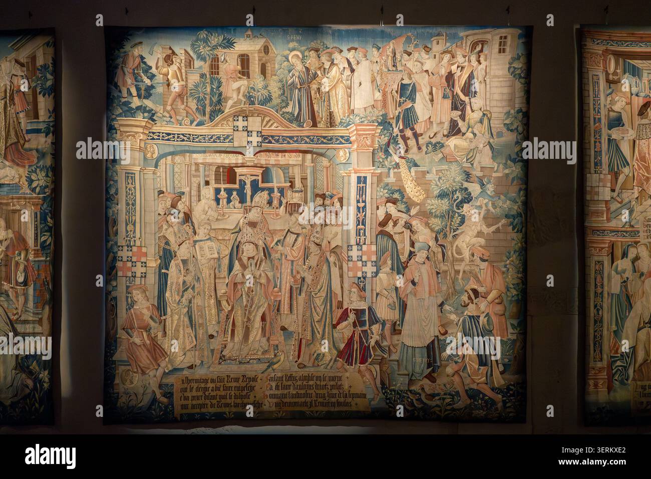 Reims, Francia - 8 marzo 25: Pannello di arazzi medievali in mostra al Musee Saint-Remi di Reims, Francia, raffigurante una processione religiosa e una folla di figur Foto Stock