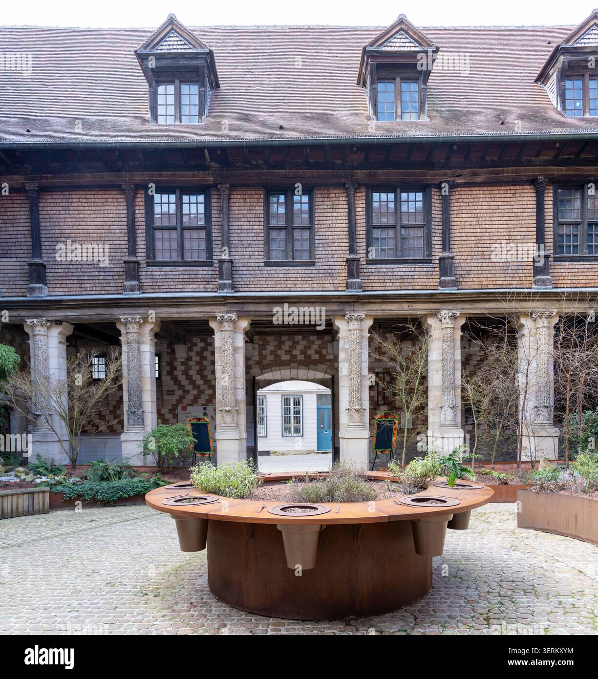 Vista panoramica esterna del cortile colonnato e degli edifici museali storici della Maison de l'Outil et de la Pensée Ouvrière, Troyes, Francia. Foto Stock