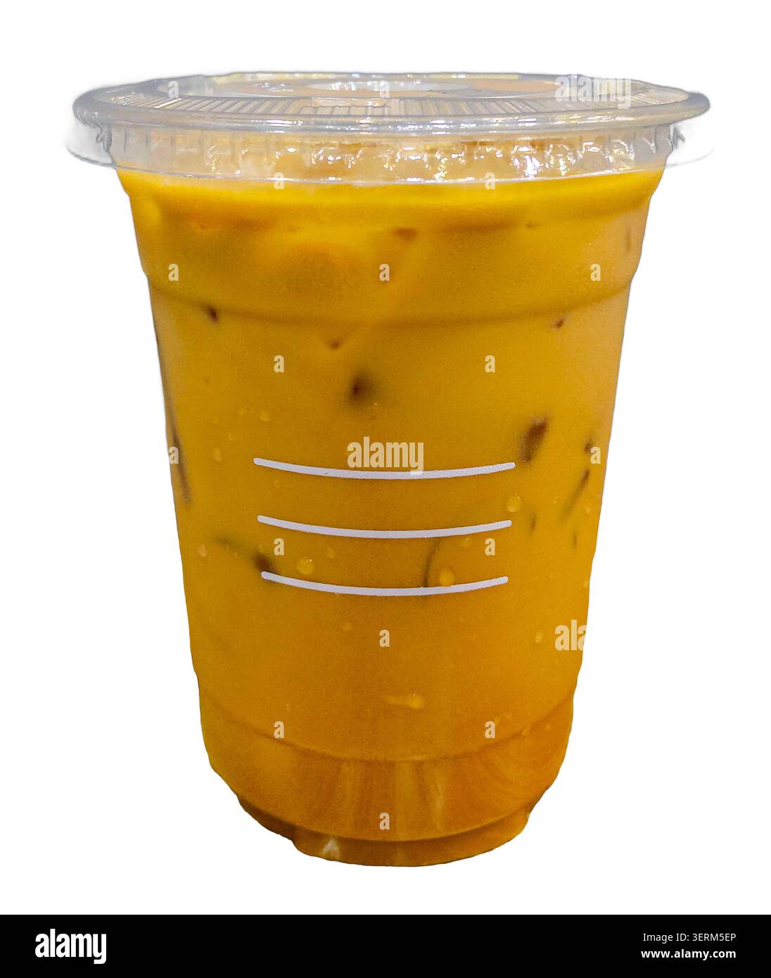 Un vivace e cremoso tè a base di latte freddo arancione-giallo in una tazza di plastica trasparente monouso con coperchio, con ghiaccio visibile e condensa, isolato su bianco Foto Stock