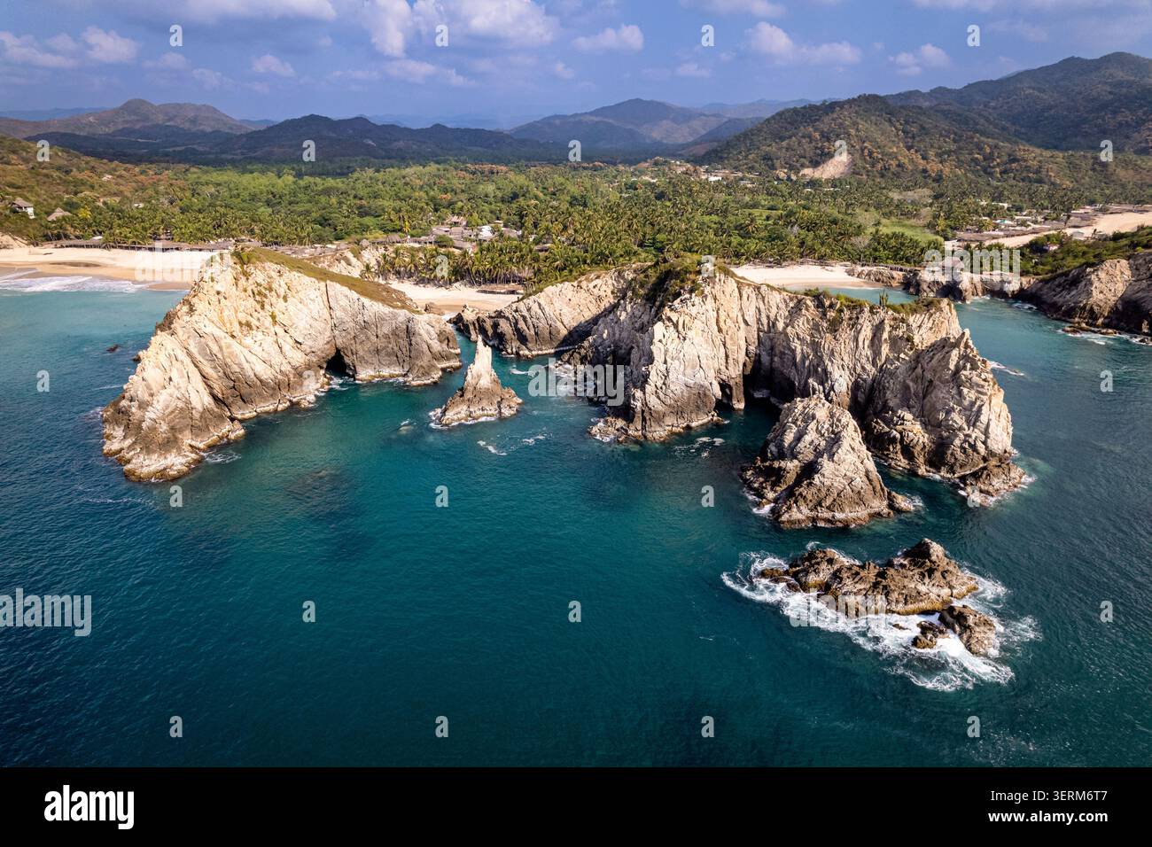 Vista aerea delle scogliere e della spiaggia di Maruata, Michoacan, Messico. Foto Stock