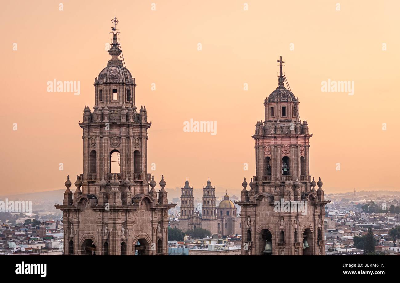 Foto pre-alba delle torri della cattedrale di Morelia con il Tempio di San Jose in lontananza, Messico. Foto Stock