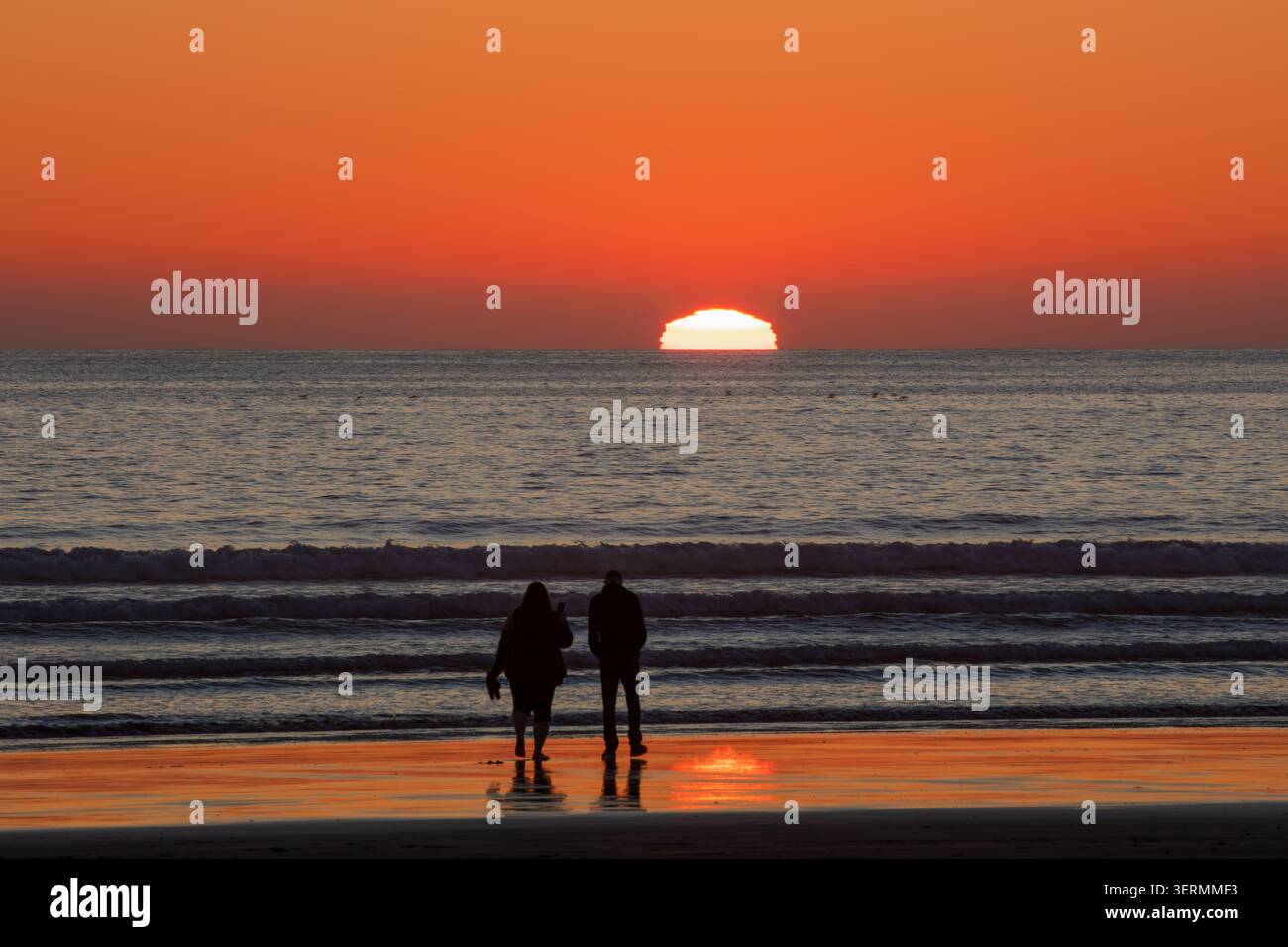 Una coppia che osserva il tramonto sul Pacifico, Crescent City, California Foto Stock