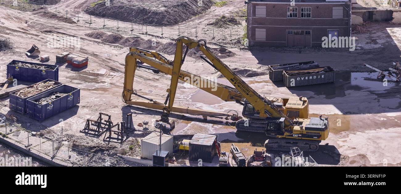 Wormerveer, Paesi Bassi - 28 aprile 2026: Veduta aerea dei macchinari idraulici per la demolizione presso l'ex stabilimento di farina di Meneba durante il re di Zaankwartier Foto Stock