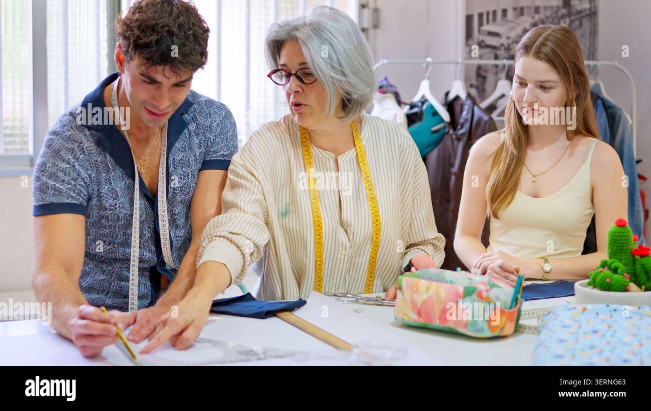 Laboratorio di sartoria che insegna ai giovani stilisti di moda Foto Stock
