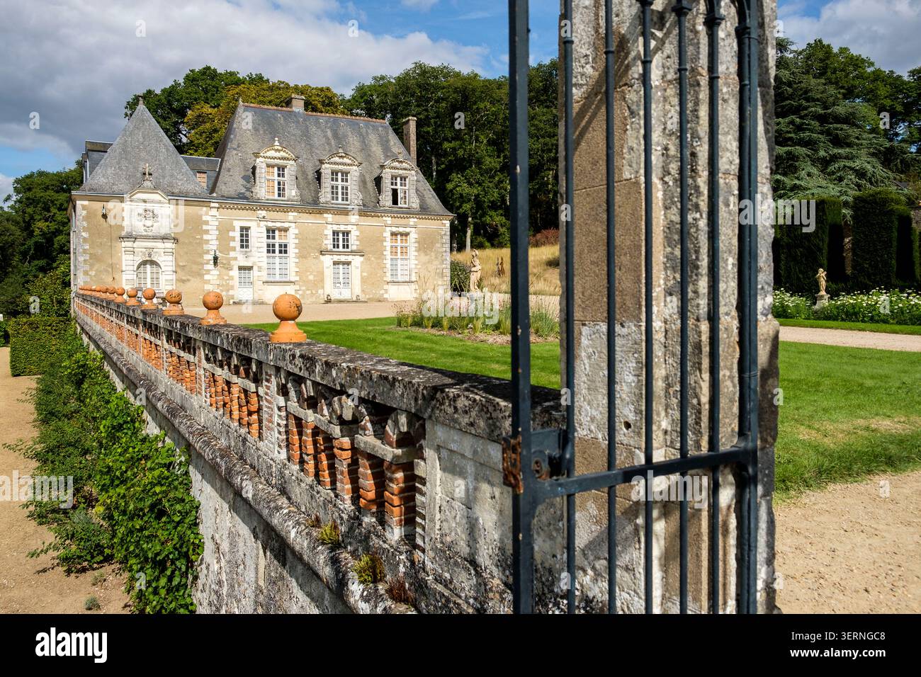 Le Château de Valmer en Indre-et-Loire est une perle de la Renaissance. Célèbre pour ses jardins en terrasses à l’italienne labellisés « Jardin remarq Foto Stock