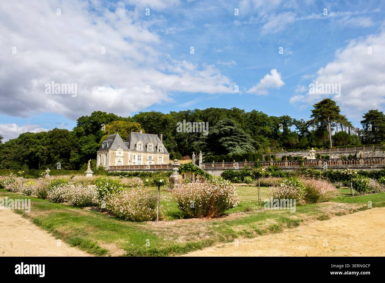 Le Château de Valmer en Indre-et-Loire est une perle de la Renaissance. Célèbre pour ses jardins en terrasses à l’italienne labellisés « Jardin remarq Foto Stock