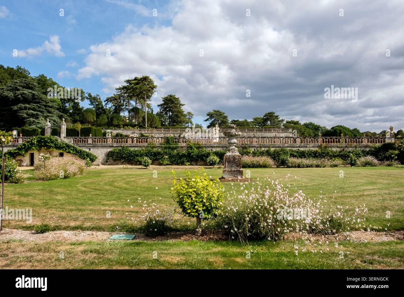 Le Château de Valmer en Indre-et-Loire est une perle de la Renaissance. Célèbre pour ses jardins en terrasses à l’italienne labellisés « Jardin remarq Foto Stock