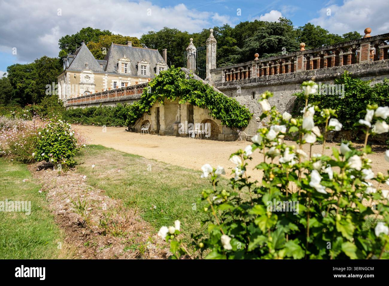 Le Château de Valmer en Indre-et-Loire est une perle de la Renaissance. Célèbre pour ses jardins en terrasses à l’italienne labellisés « Jardin remarq Foto Stock