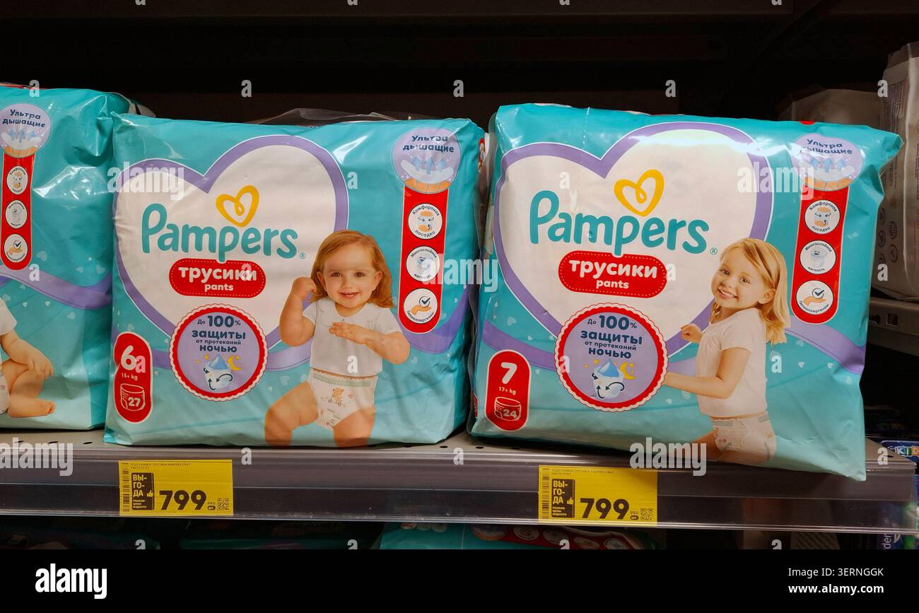VORONEZH, Russia - 1 marzo 2026. I pannolini per bambini di marca Pampers, di diverse dimensioni, sono collocati sugli scaffali dei supermercati. Le etichette dei prezzi sono visibili Foto Stock