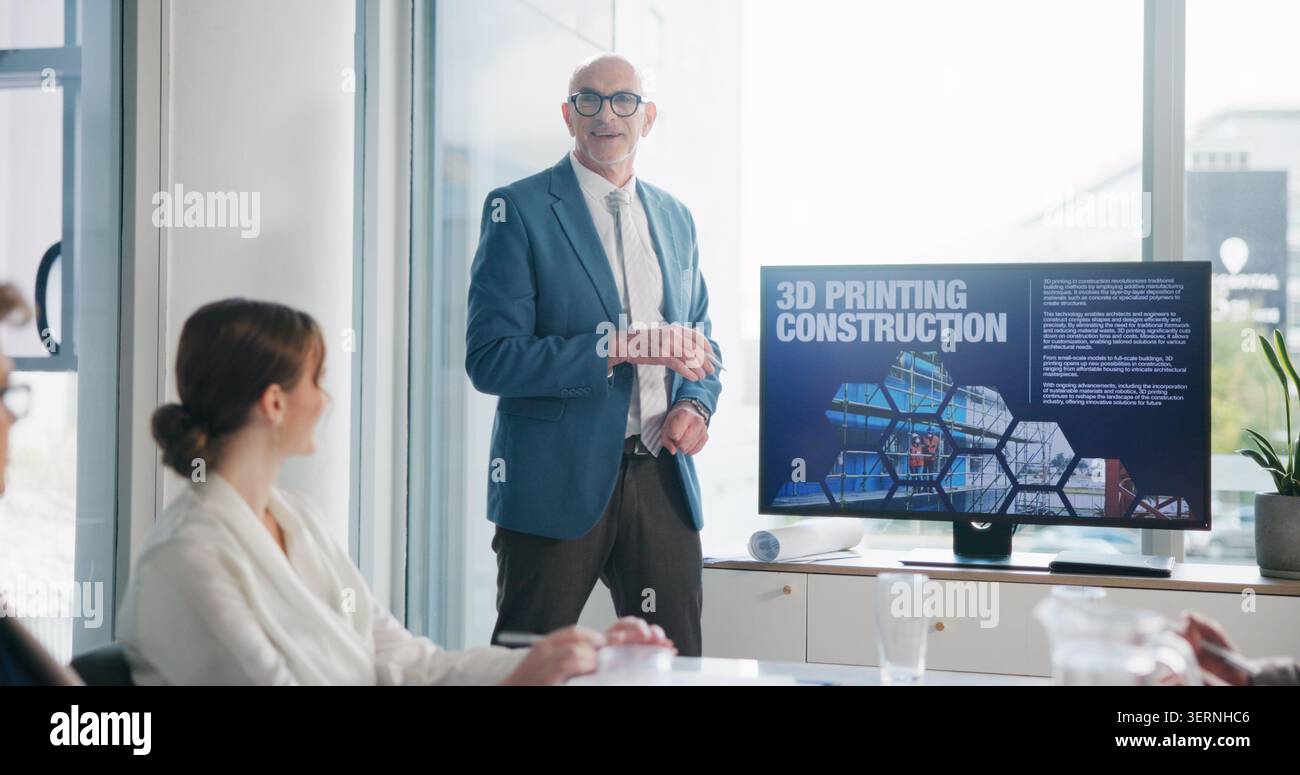 Uomo d'affari, schermo e presentazione in ufficio per l'edilizia, la stampa 3d e l'innovazione futura. Monitoraggio, team e relatore con proposta per Foto Stock
