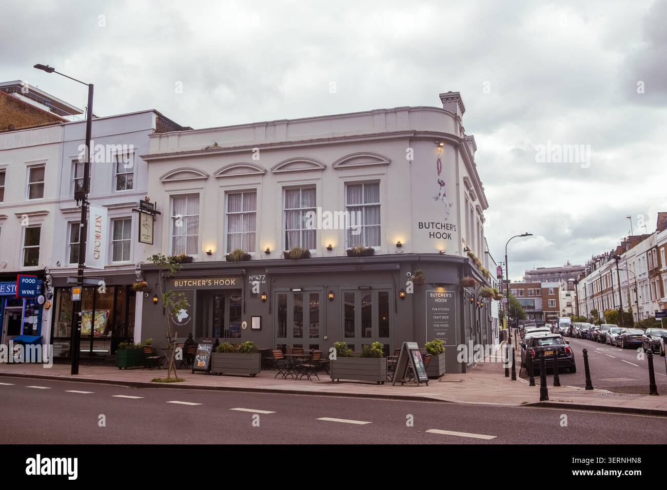 LONDRA - 14 MAGGIO 2026: Butcher's Hook Fulham - tradizionale pub all'angolo con cartello per cani e salsicce su Fulham Road. Foto Stock
