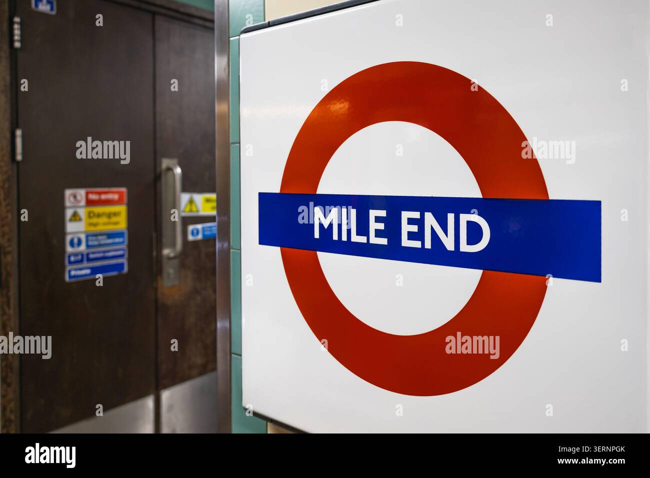 Cartello circolare della metropolitana di Londra alla stazione di Mile End. Londra, Regno Unito, 31 dicembre 2023 Foto Stock
