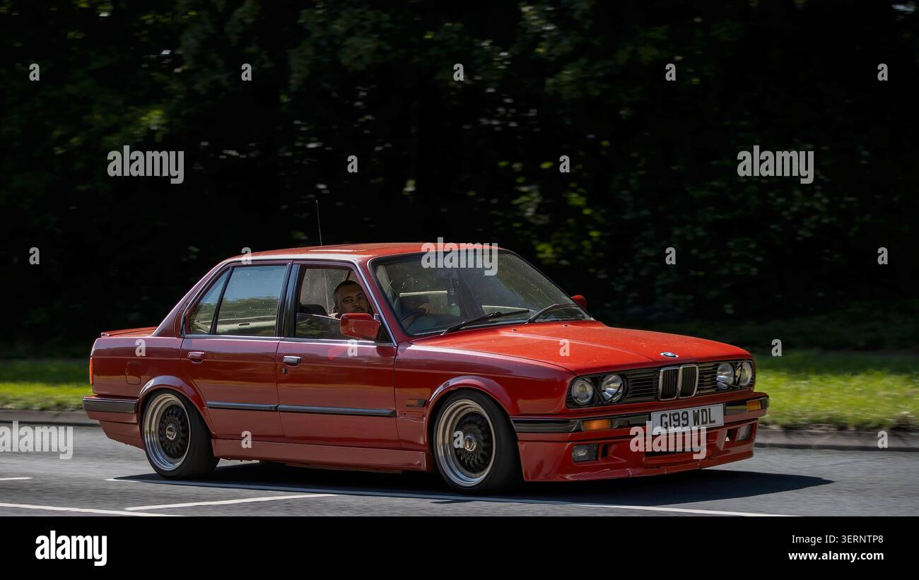 Milton Keynes,Bucks,UK - 18 giugno 2026: 1990 BMW e30 rossa, auto d'epoca su strada britannica Foto Stock