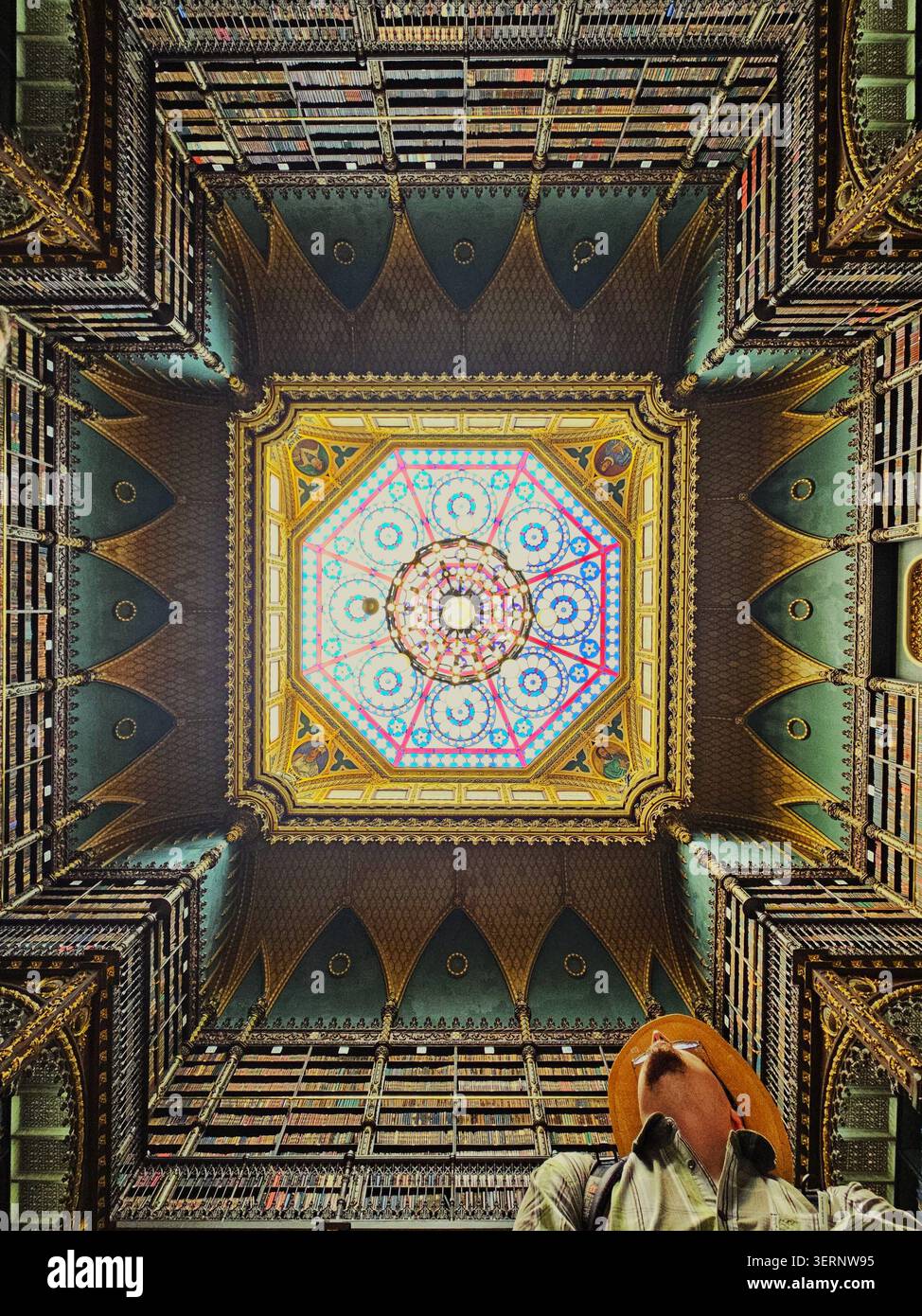 Lucernario decorato della biblioteca Real Gabinete Português de Leitura, Rio de Janeiro, Brasile - Immagine stock catturata con smartphone