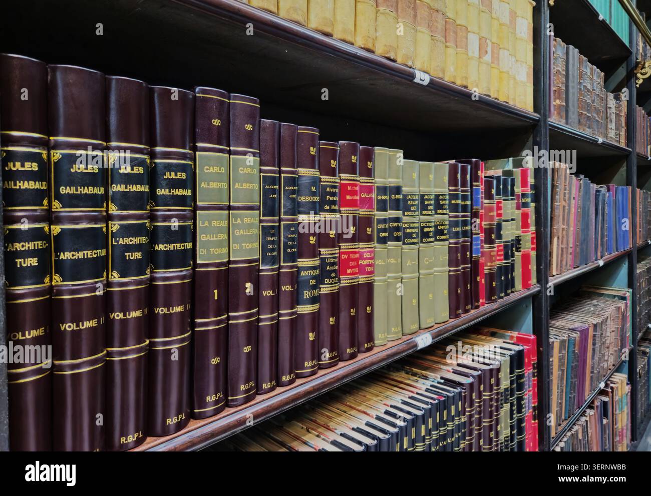 Storiche librerie in legno all'interno della Real Gabinete Português de Leitura, Rio de Janeiro, Brasile - Immagine stock catturata con smartphone