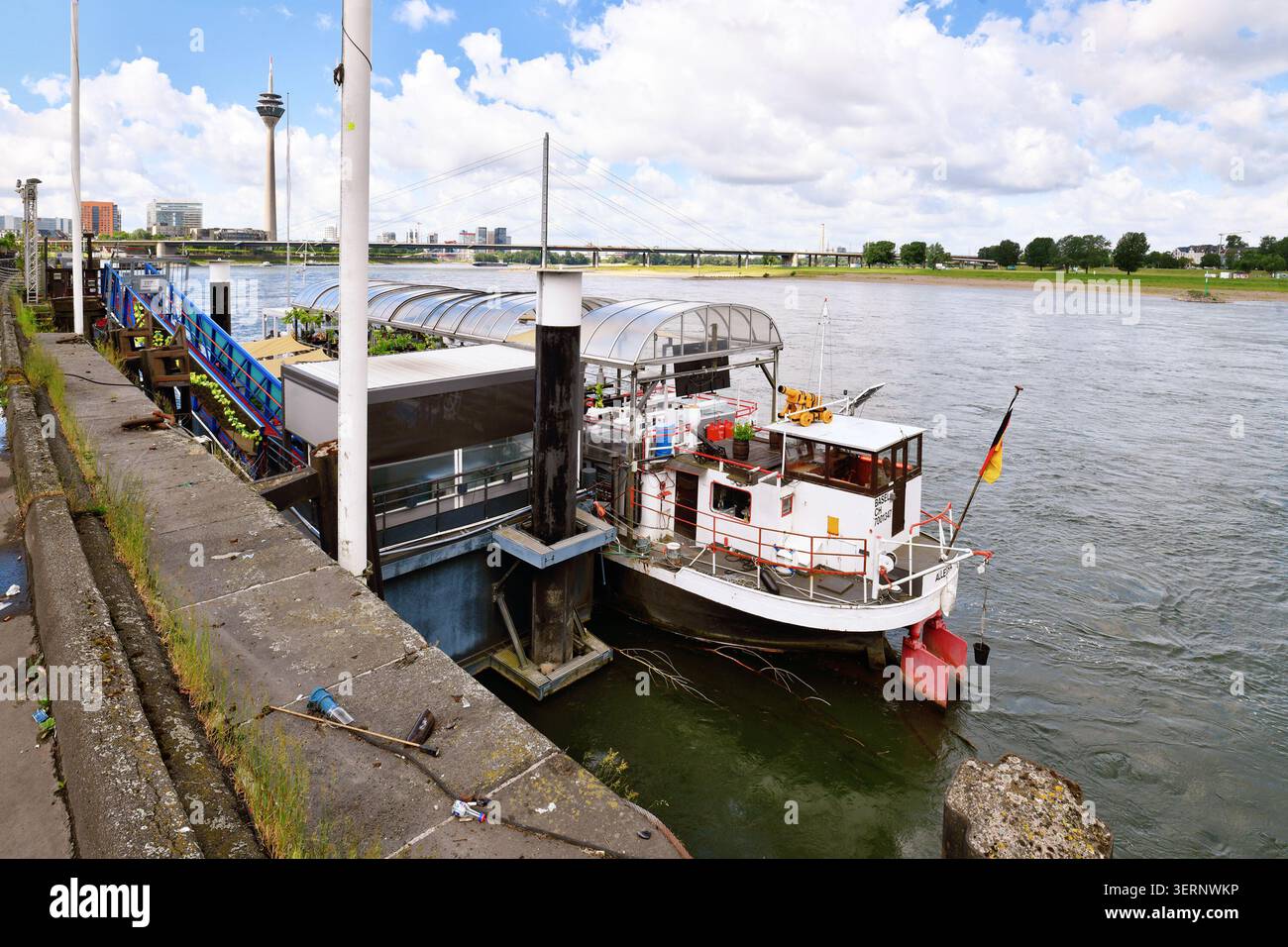 Düsseldorf, Germania - 9 giugno 2026: Taverna galleggiante MS Allegra con accogliente area salotto all'interno di una nave fluviale convertita sul Reno. Una restaura nautica Foto Stock