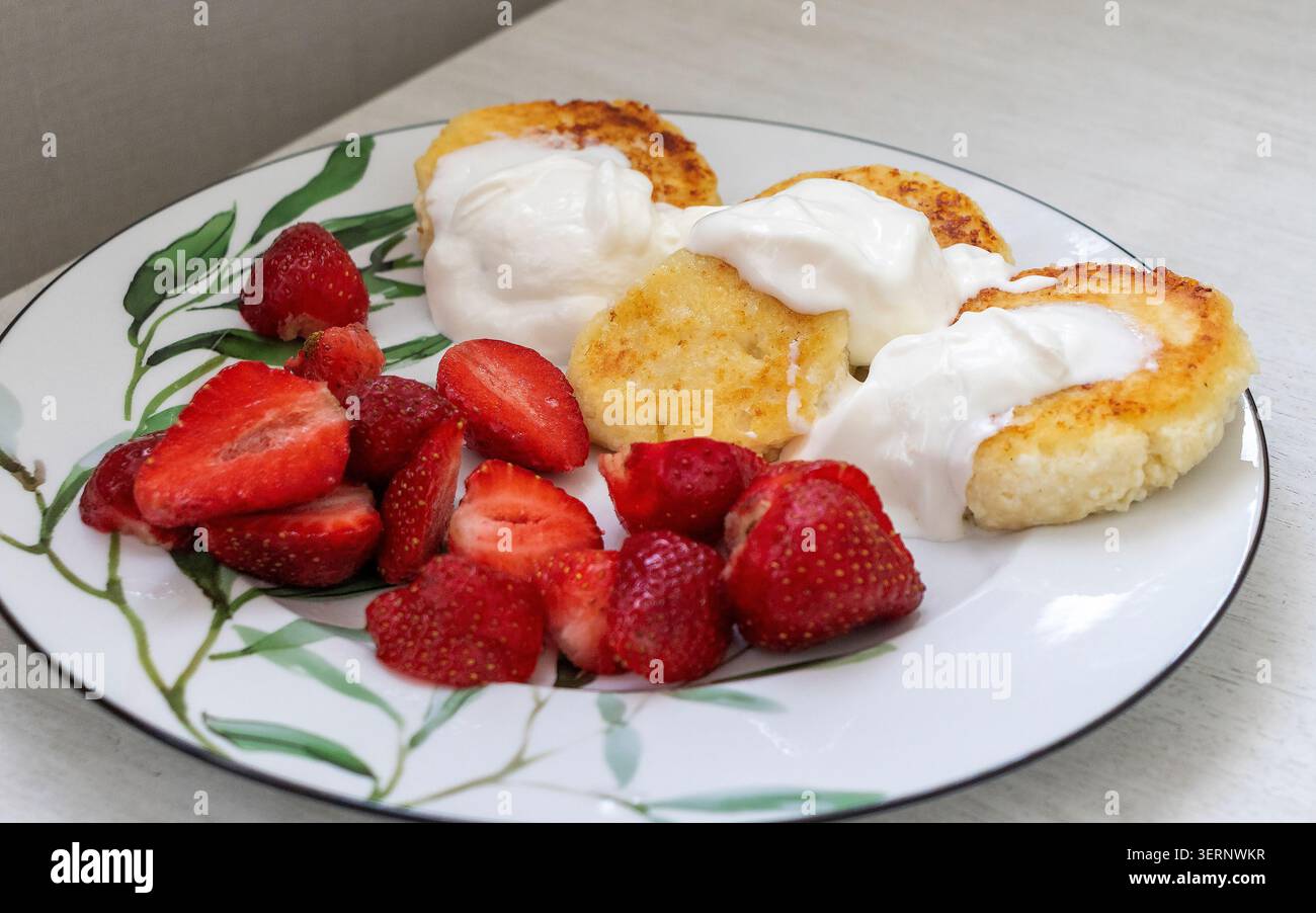 Colazione tradizionale con sciroppi di bacche dolci e crema di yogurt bianco Foto Stock