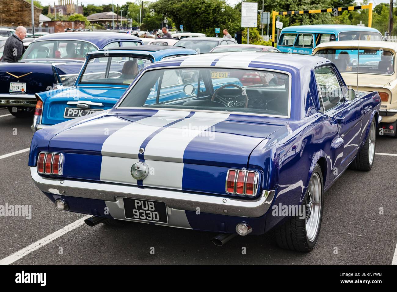 Ford Mustang blu 1966 con strisce bianche da corsa parcheggiata in occasione di una fiera di auto d'epoca nel Regno Unito Foto Stock