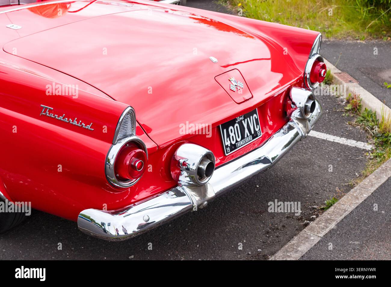Dettaglio posteriore di un classico modello ford thunderbird 1955 rosso e design parcheggiato all'aperto Foto Stock