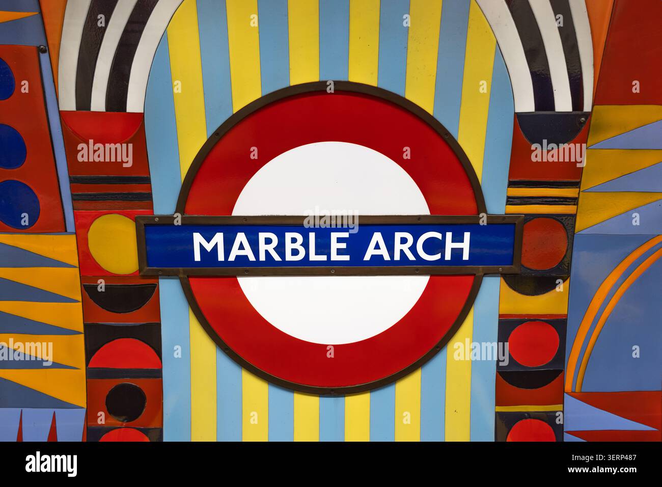 Cartello circolare della metropolitana di Londra alla stazione di Marble Arch. Londra, Regno Unito, 31 dicembre 2023 Foto Stock