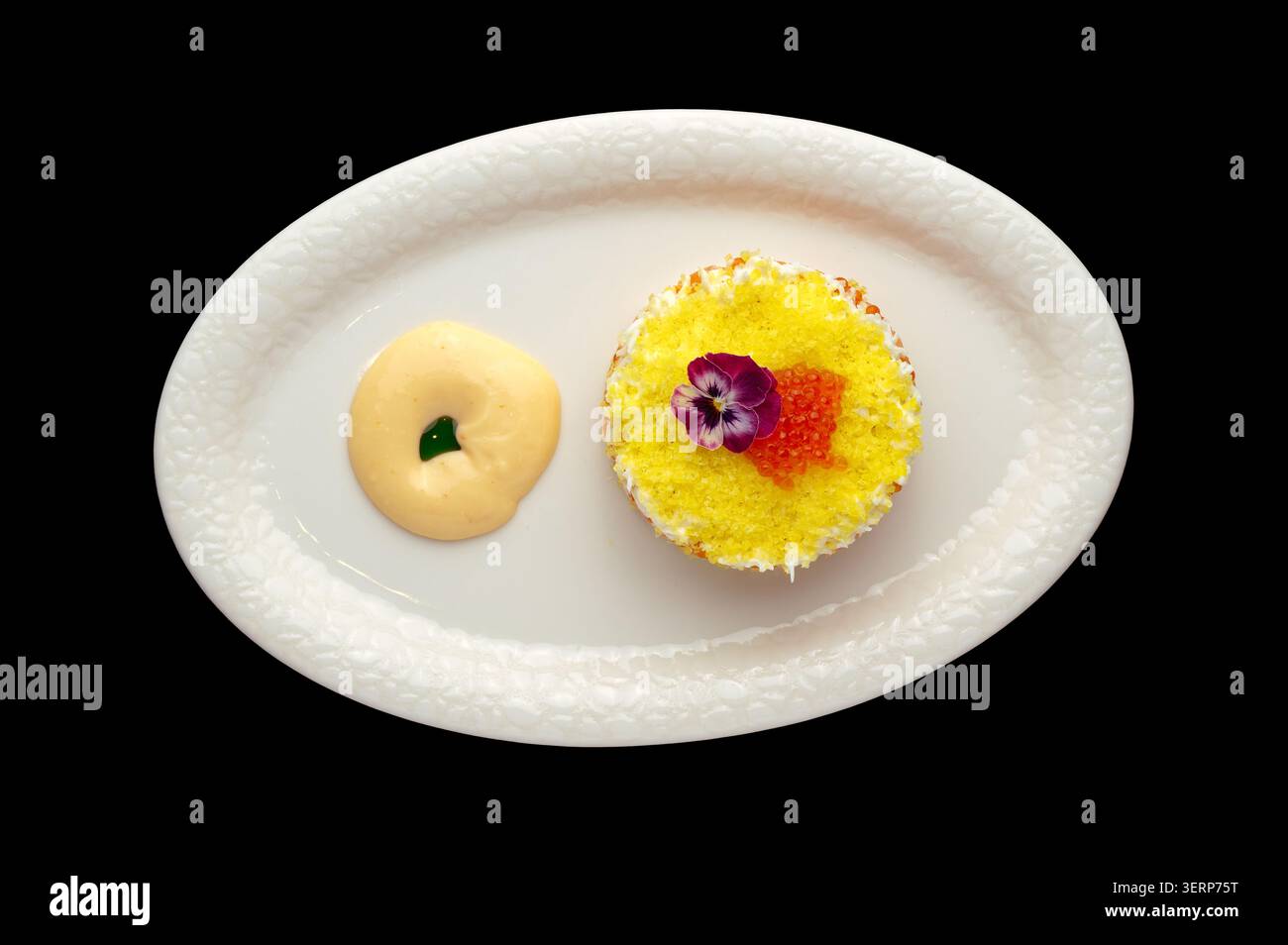 Insalata gourmet placcata con caviale e fiore commestibile Foto Stock