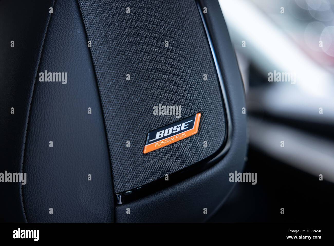 Una vista del Bose un diffusore integrato nel poggiatesta della nuova Nissan Kicks 2026 presso la Nissan Gallery. Nissan ha introdotto 2026 Kicks, un crossover subcompatto rinnovato con uno stile più audace e atletico, linee nitide, colori bicolore, illuminazione a LED, e ruote fino a 19 pollici. Il nuovo modello è più grande rispetto a prima e offre uno spazio interno e un vano di carico migliorati. Motorizzato da un motore da 2,0 litri (141 cv) abbinato a un cambio CVT e trazione integrale disponibile per la prima volta. Offre un'efficienza decente (fino a 28/35 mpg città/autostrada), un abitacolo moderno con touchscreen da 12,3 pollici e wireless A Foto Stock