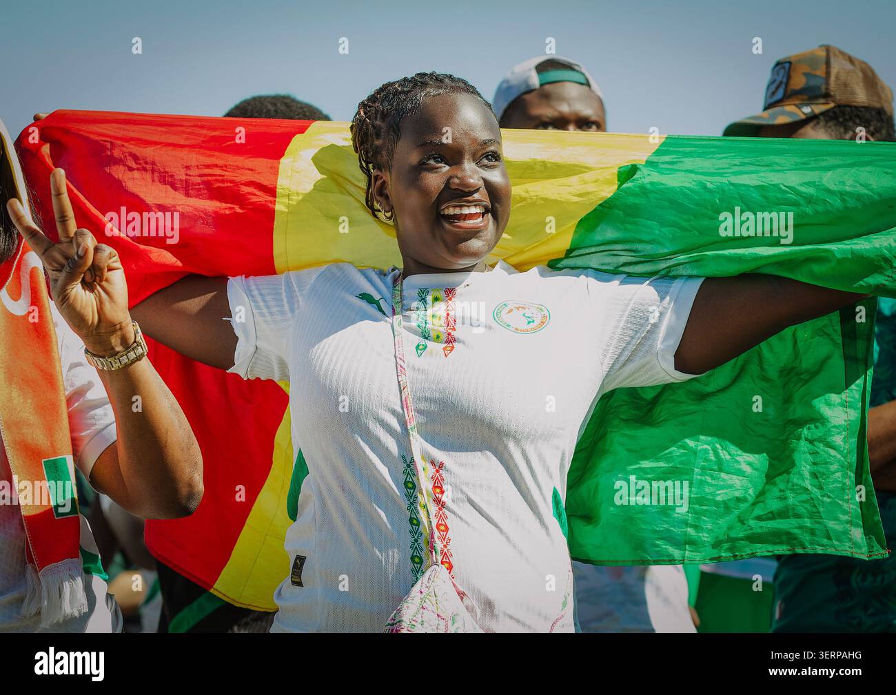 Una donna senegalese sorridente celebra la bandiera nazionale Foto Stock