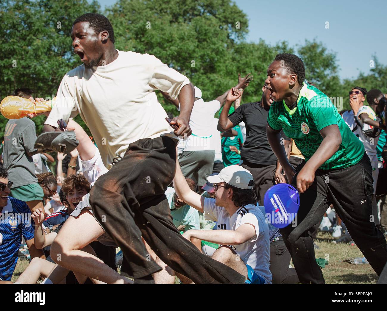Appassionati di sport che sostengono la loro squadra in Senegal Foto Stock
